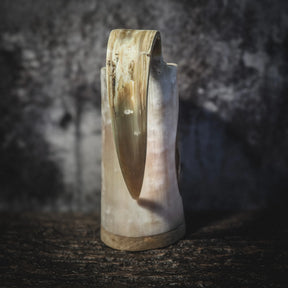 Handsnidad, djupkarvad hornmugg, Urnes drake, Pyrografi, 500- 600 ml