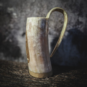 Handsnidad, djupkarvad hornmugg, Urnes drake, Pyrografi, 500- 600 ml