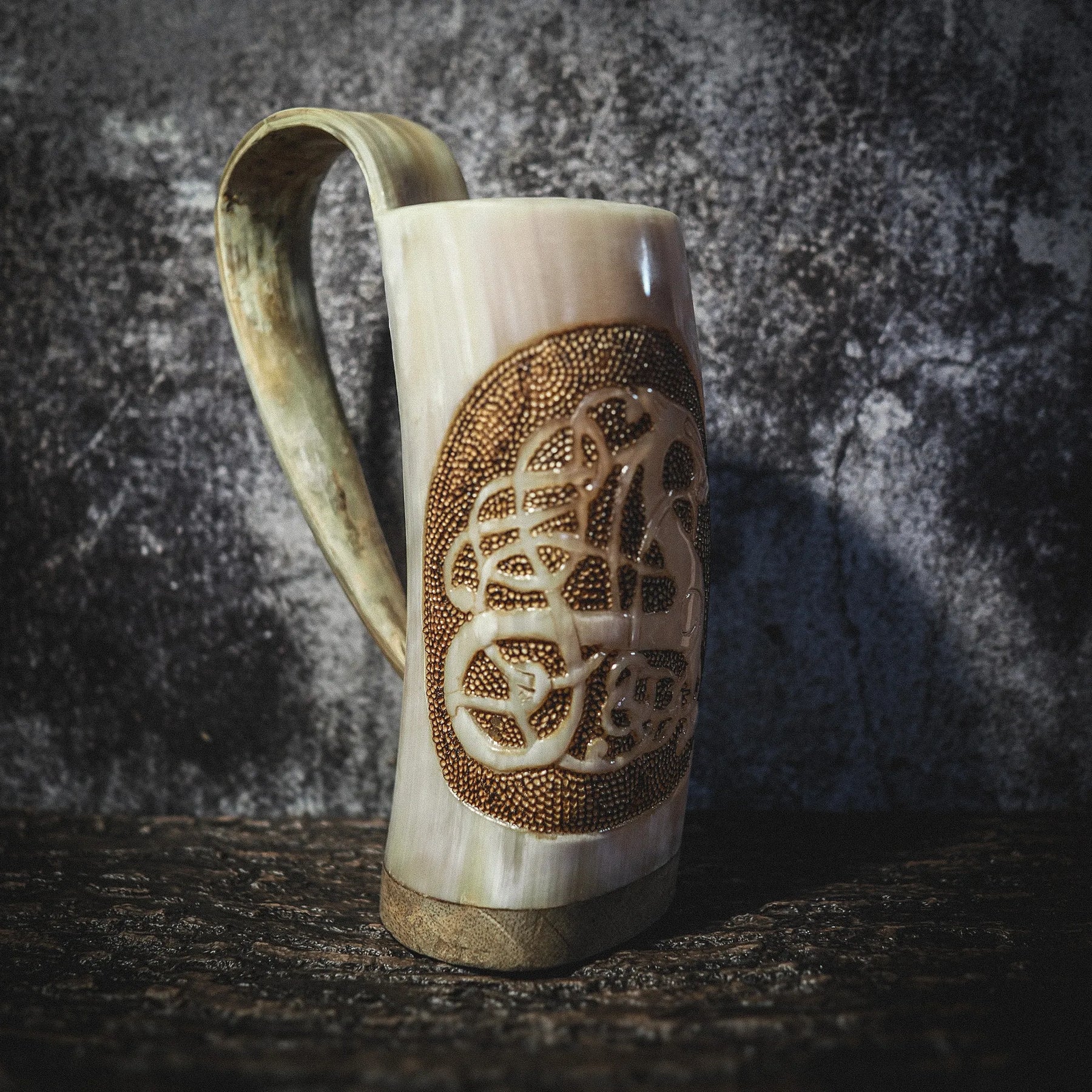 Handsnidad, djupkarvad hornmugg, Urnes drake, Pyrografi, 500- 600 ml