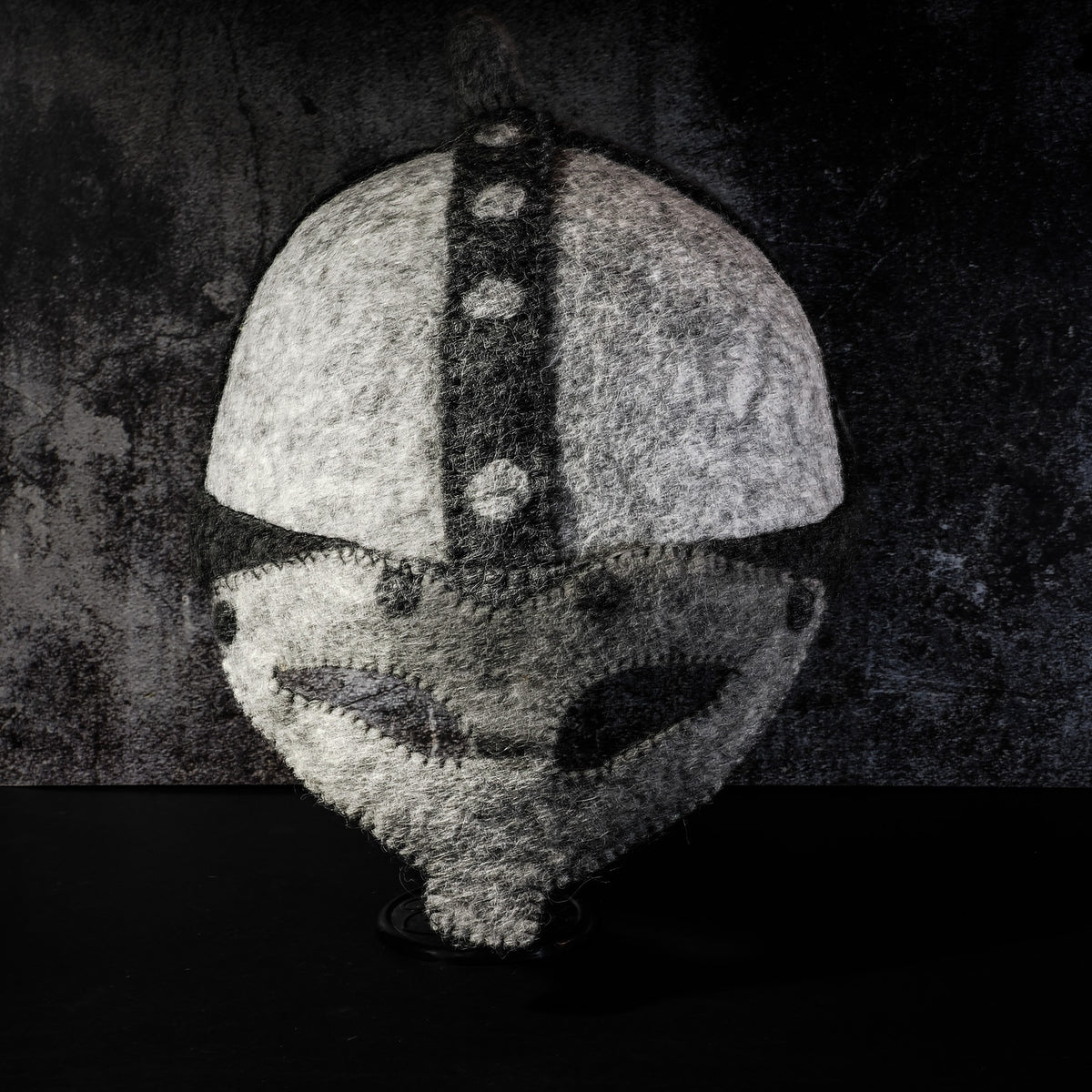 Vikingahjälm i tovad ull