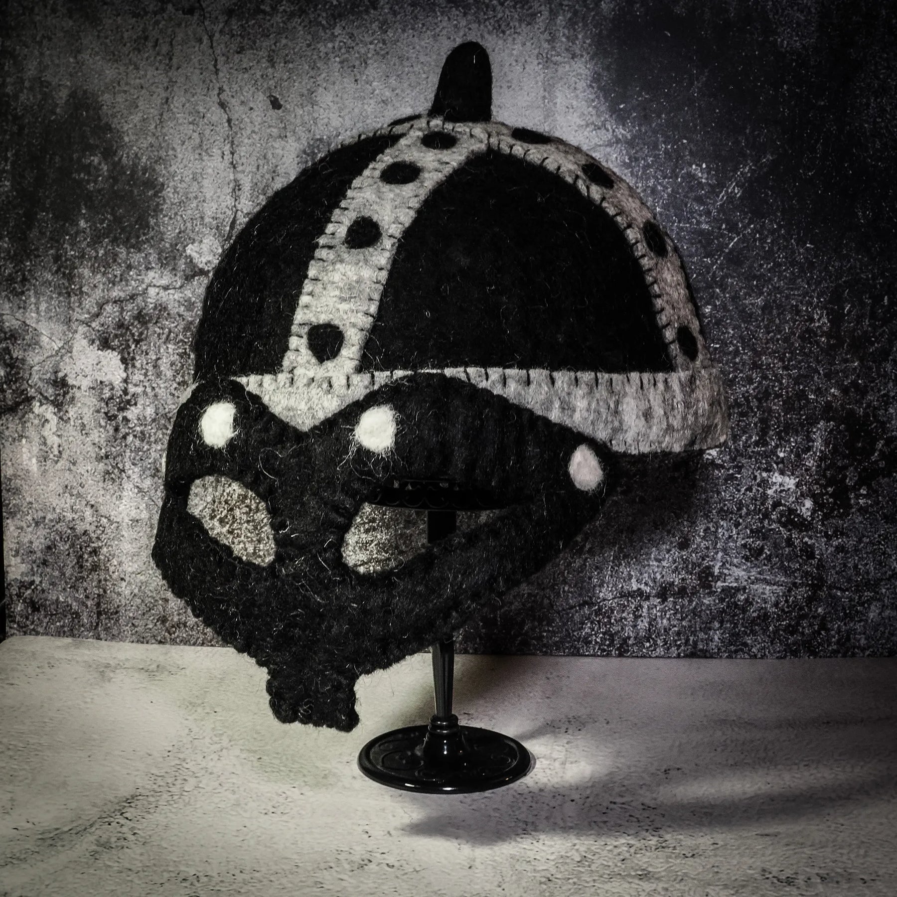 Vikingahjälm i tovad ull