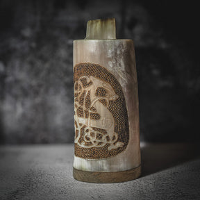 Handsnidad, djupkarvad hornmugg, Urnes drake, Pyrografi, 500- 600 ml