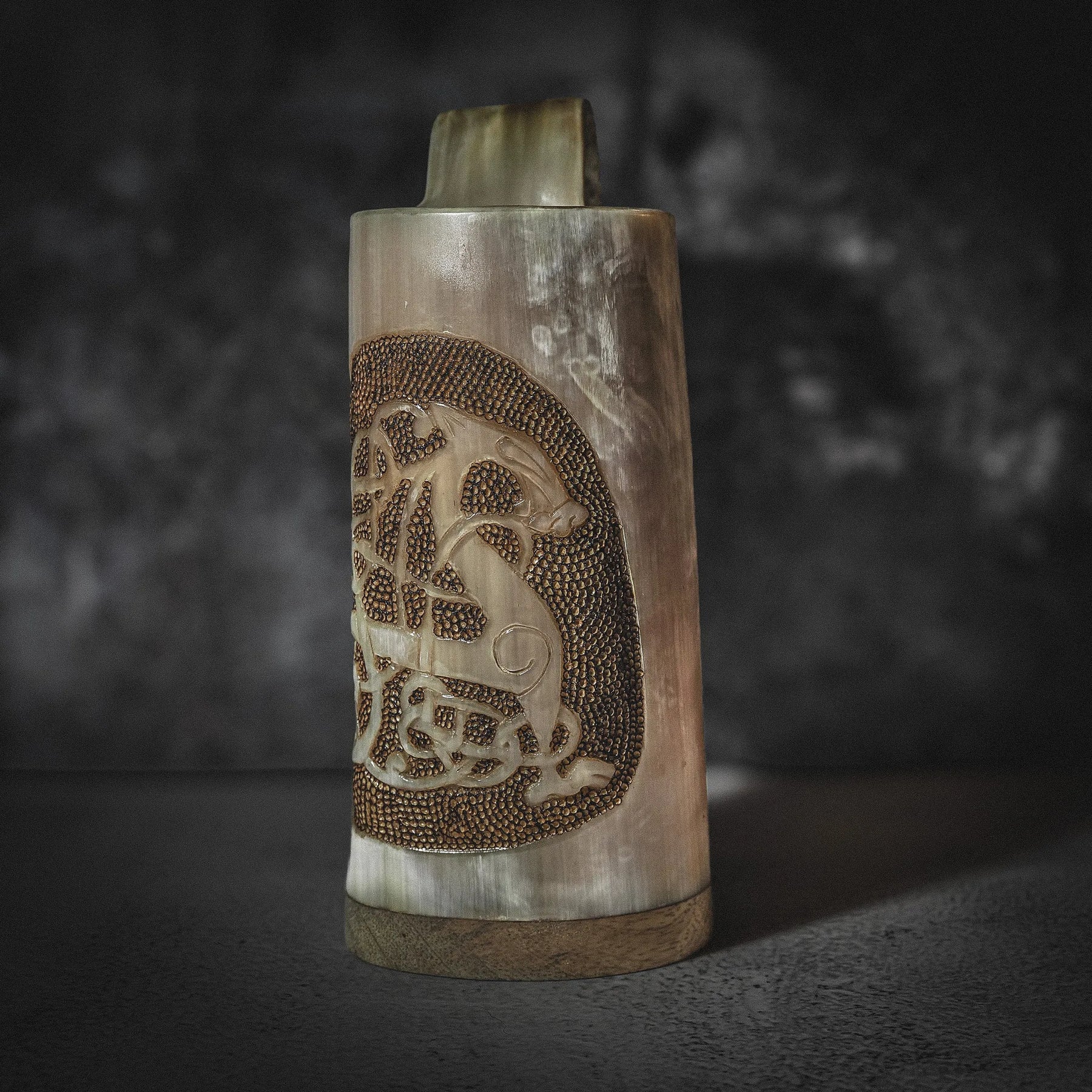 Handsnidad, djupkarvad hornmugg, Urnes drake, Pyrografi, 500- 600 ml