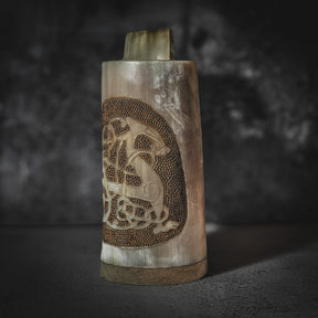 Handsnidad, djupkarvad hornmugg, Urnes drake, Pyrografi, 500- 600 ml