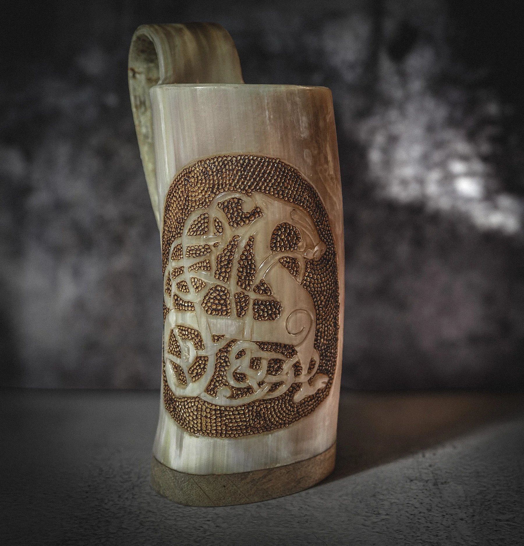 Handsnidad, djupkarvad hornmugg, Urnes drake, Pyrografi, 500- 600 ml