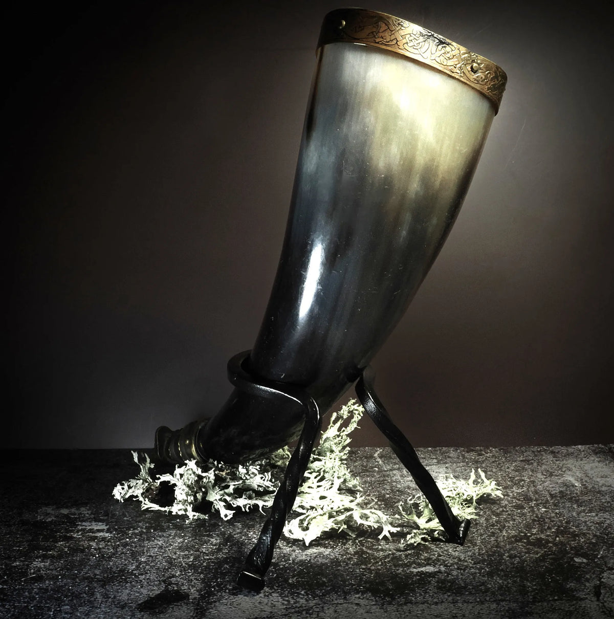 Drinking horn Berserk with stand