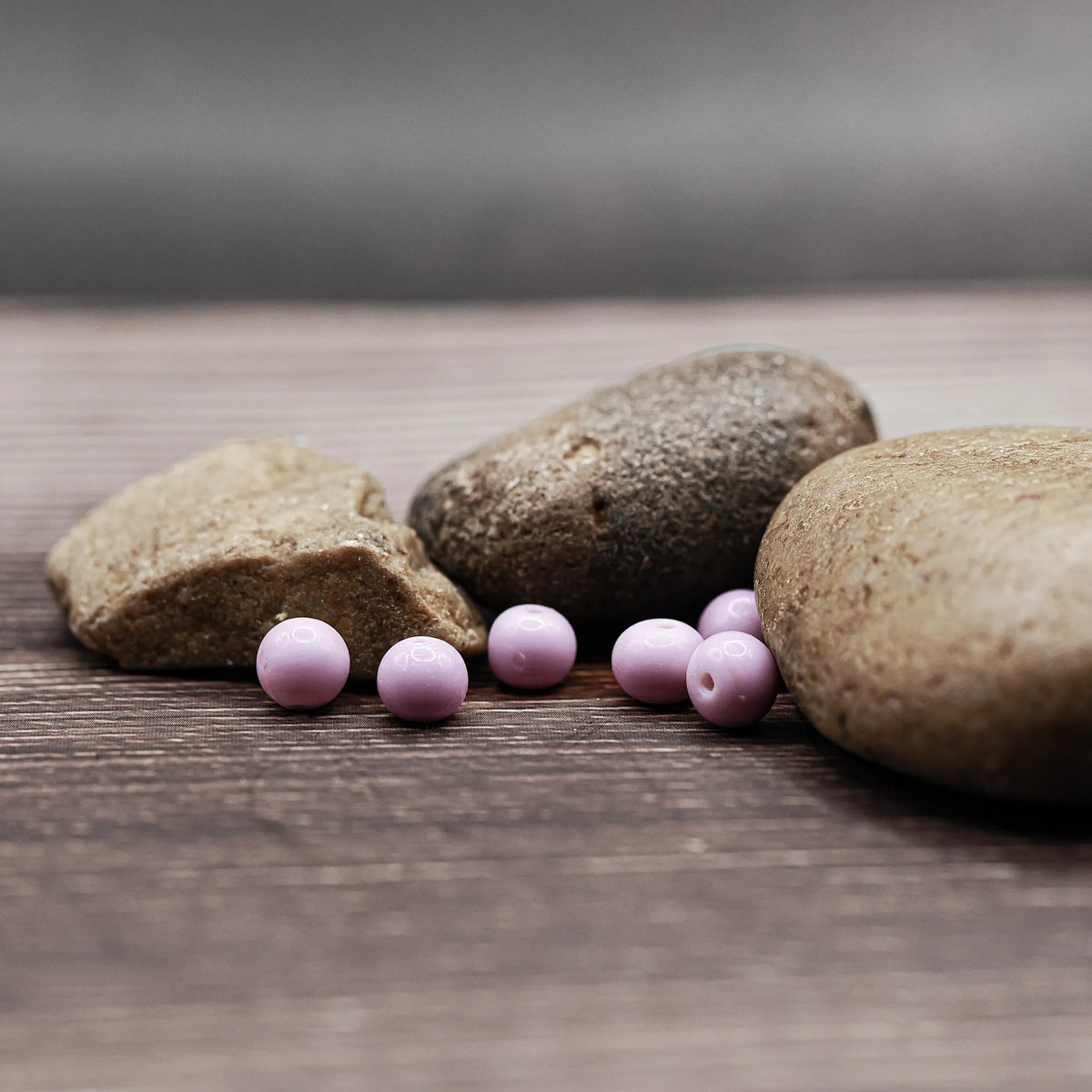 Liten ljuslila glaspärla