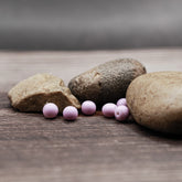 Liten ljuslila glaspärla