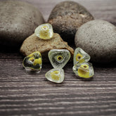 Trekantig glaspärla med gula inslag