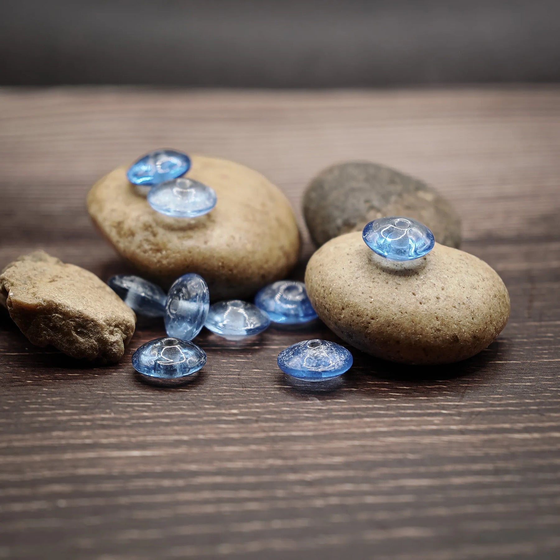 Ljusblå linsformad glaspärla