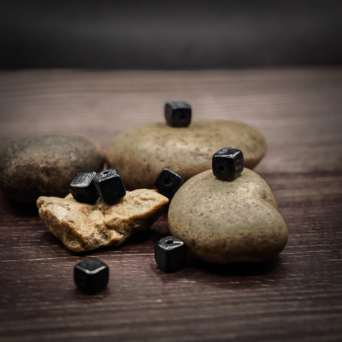 Svart kubisk Glaspärla