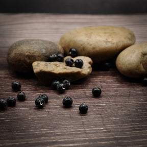 Liten svart glaspärla