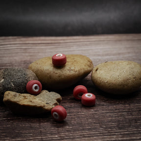 Röd glaspärla med vit kärna