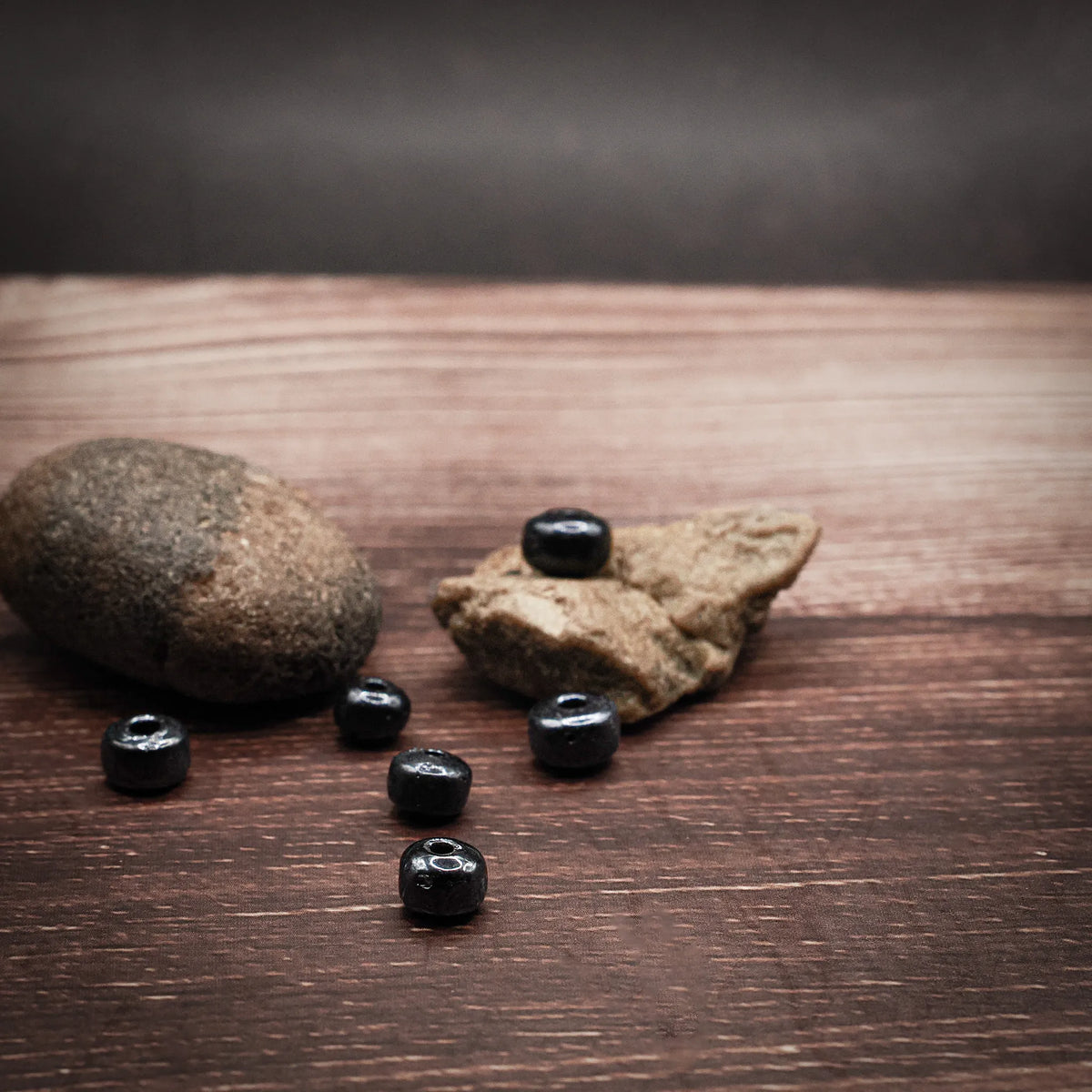 Däckformad glaspärla med metallisk yta