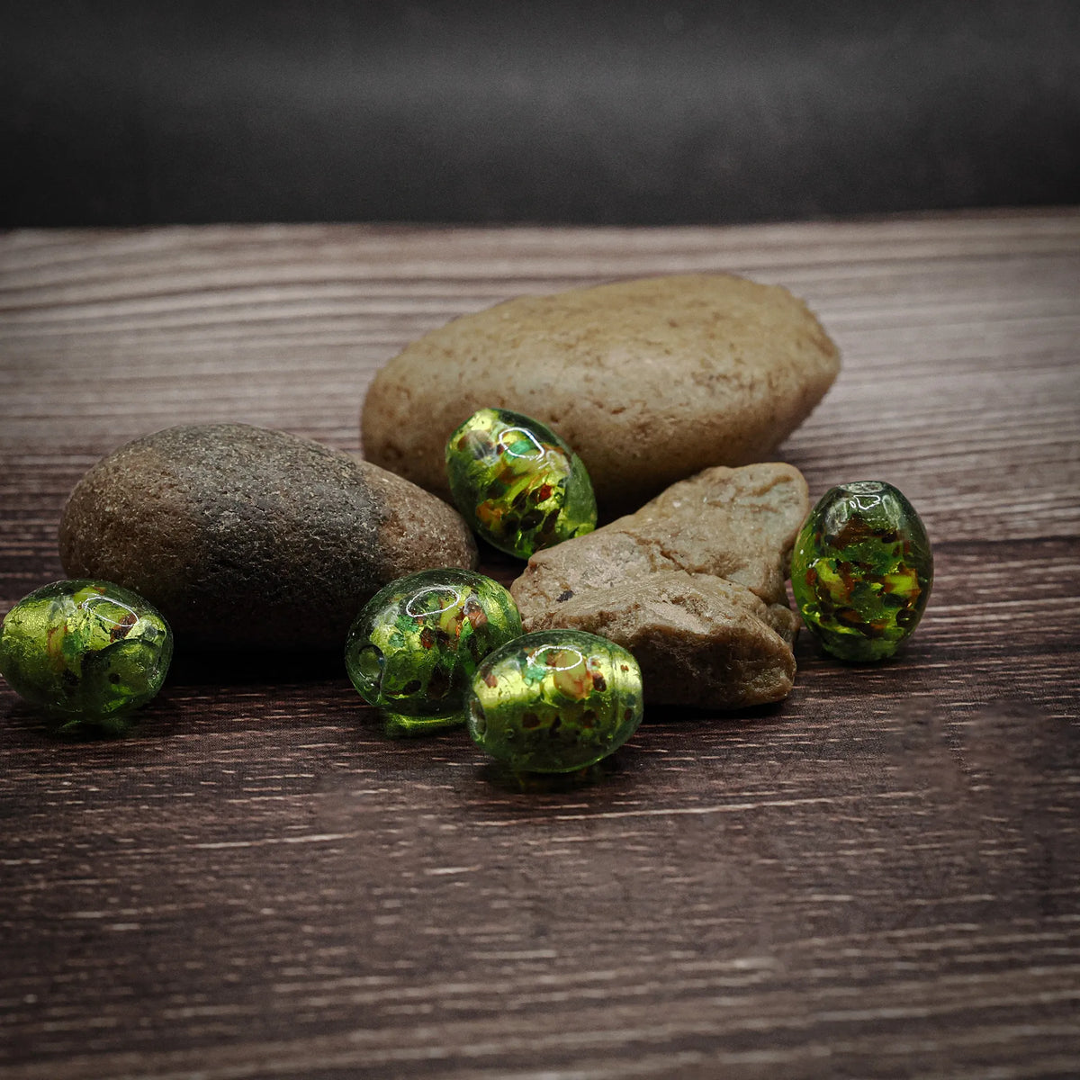 Grön glaspärla med dekor