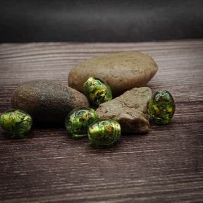 Grön glaspärla med dekor