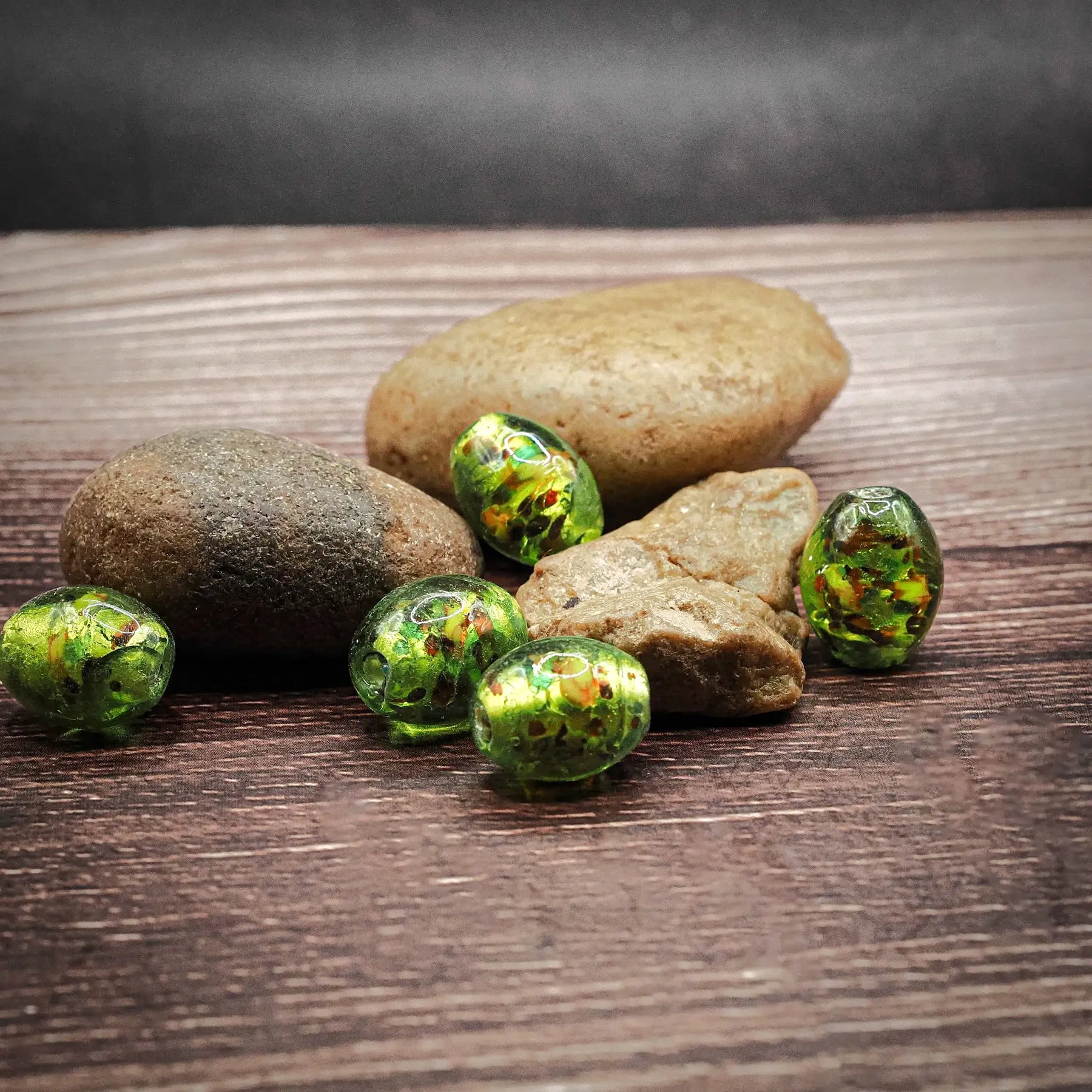 Ljusgrön glaspärla med färggran kärna