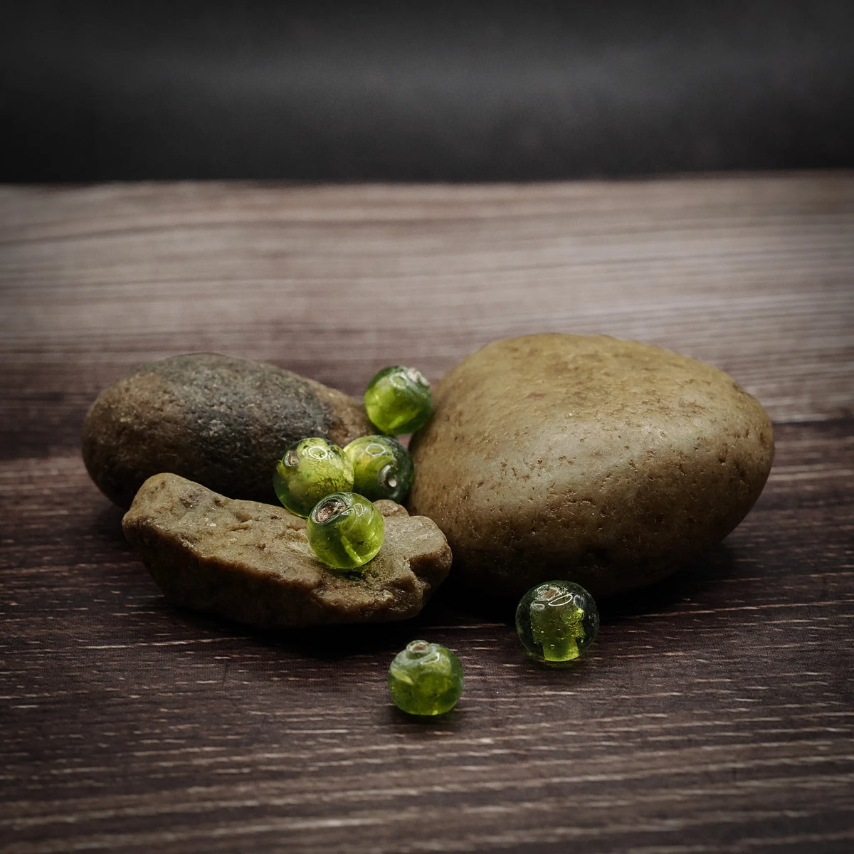 Ljusgrön glaspärla med färggran kärna