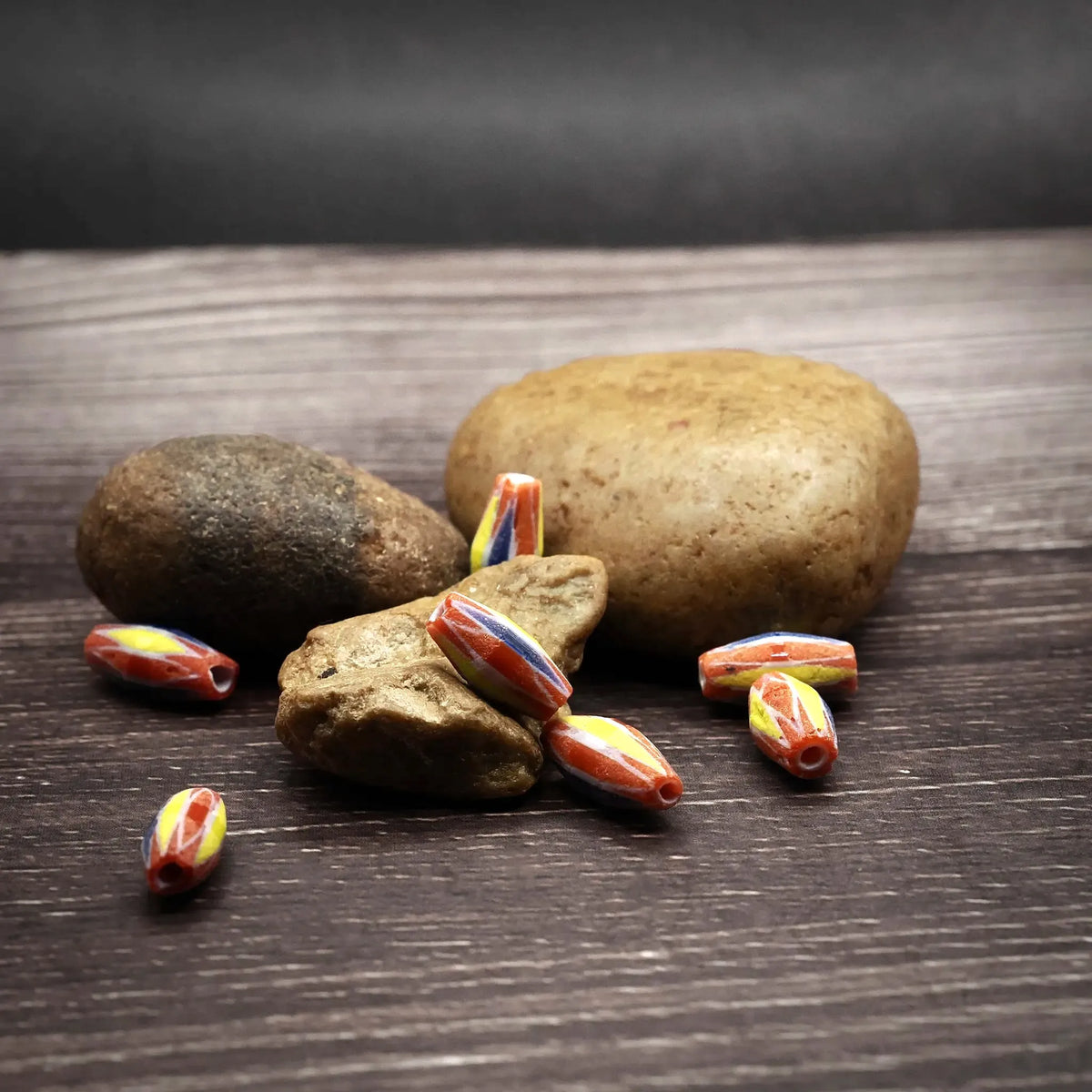 Multifärgad avlång glaspärla