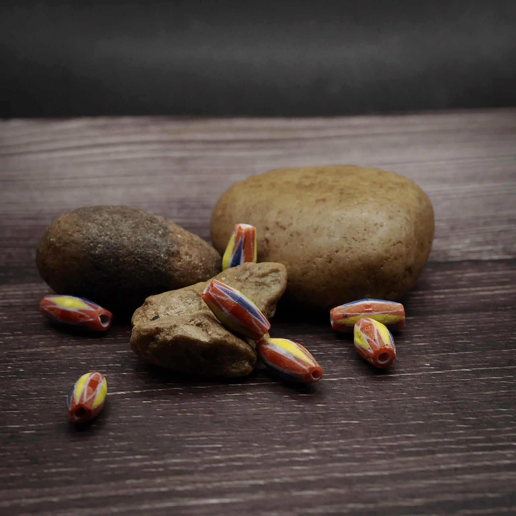 Multicolored elongated glass bead 07700091