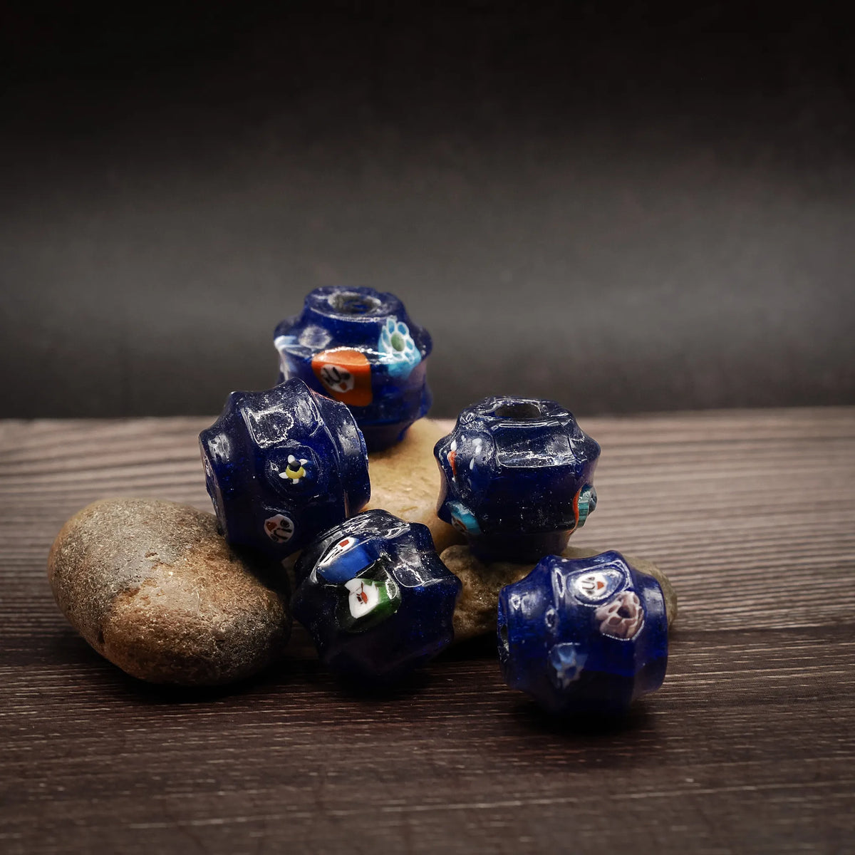 Mörkblå stor glaspärla med dekor