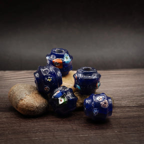 Mörkblå stor glaspärla med dekor