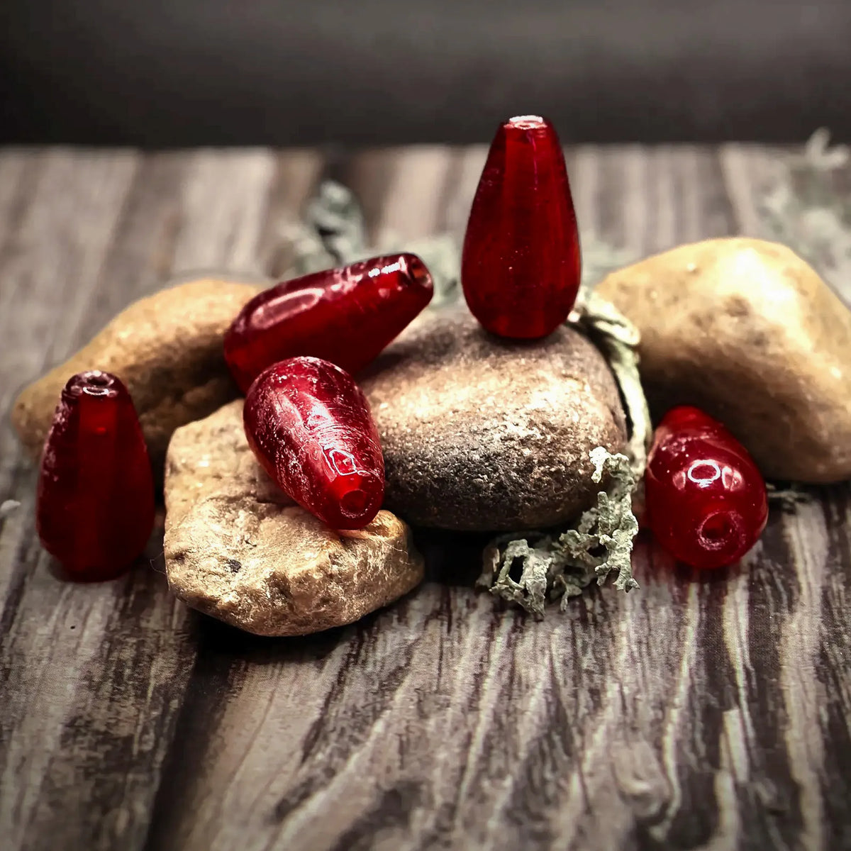 Blodröd droppformad glaspärla