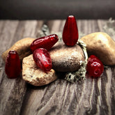 Blodröd droppformad glaspärla