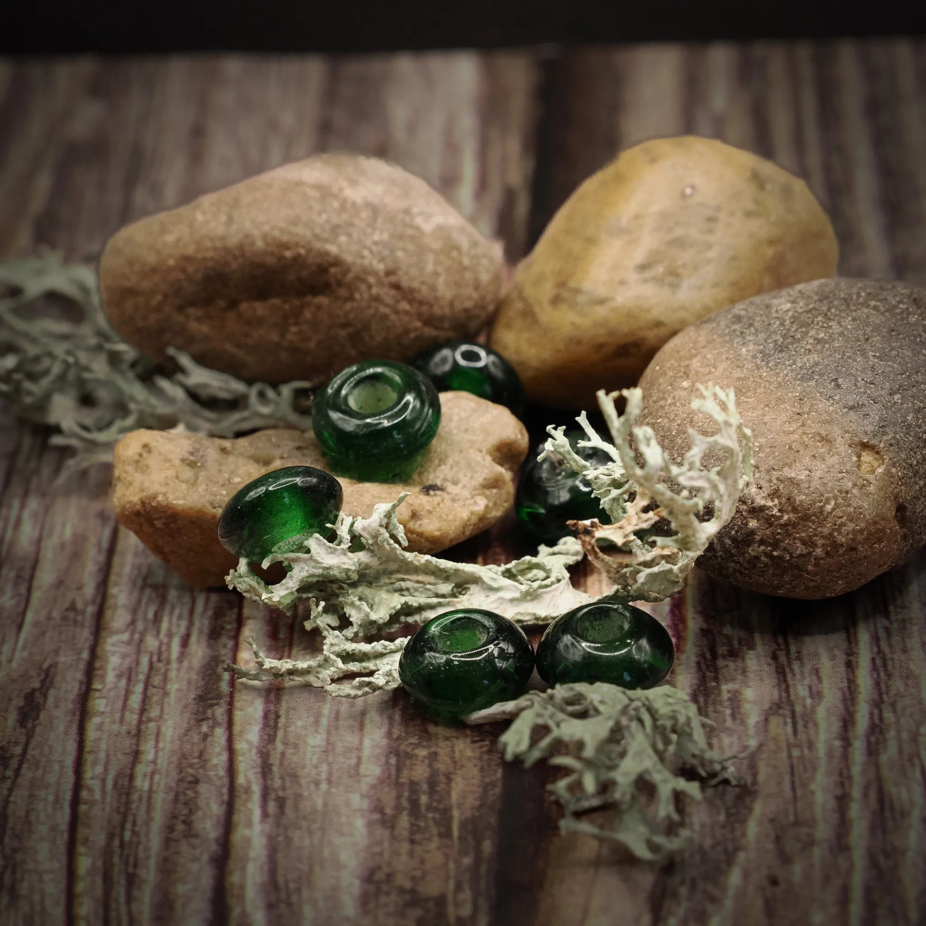 Green, low, glass bead. 07700108