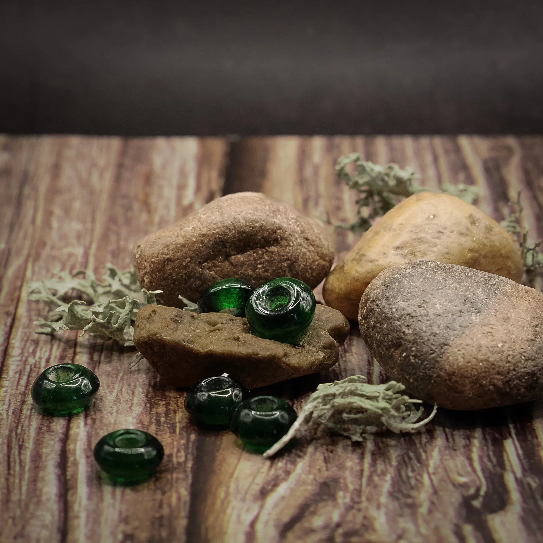 Green, low, glass bead. 07700108