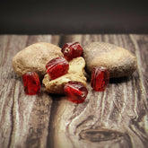 Röd kantig glaspärla