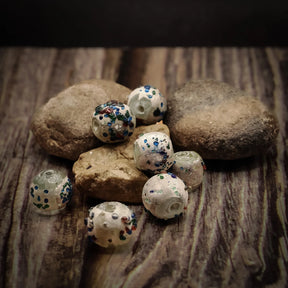 Rund glaspärla med konfetti  prickar