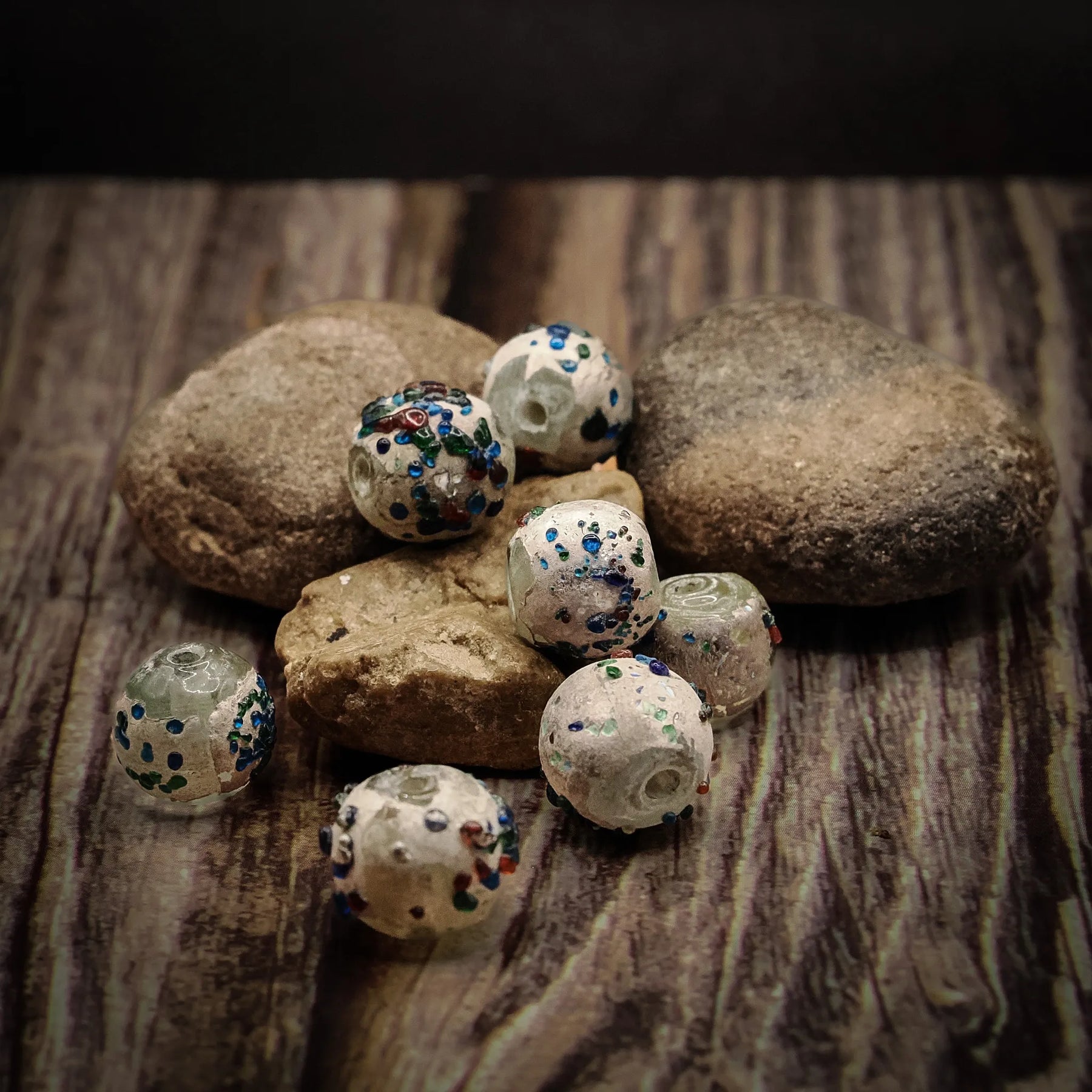 Rund glaspärla med konfetti  prickar