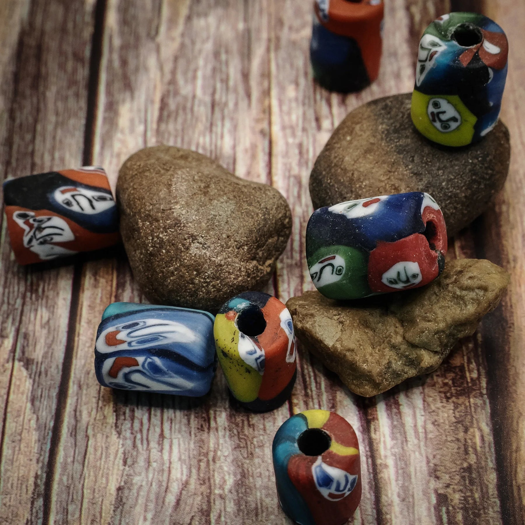 Flerfärgad cylinderformad glaspärla