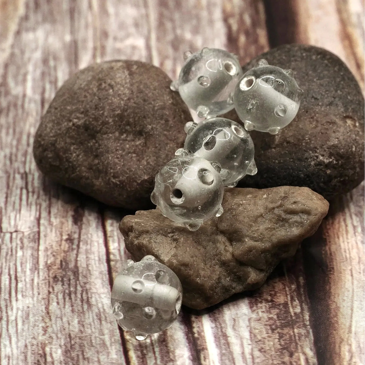 Transparent glaspärla med prickar