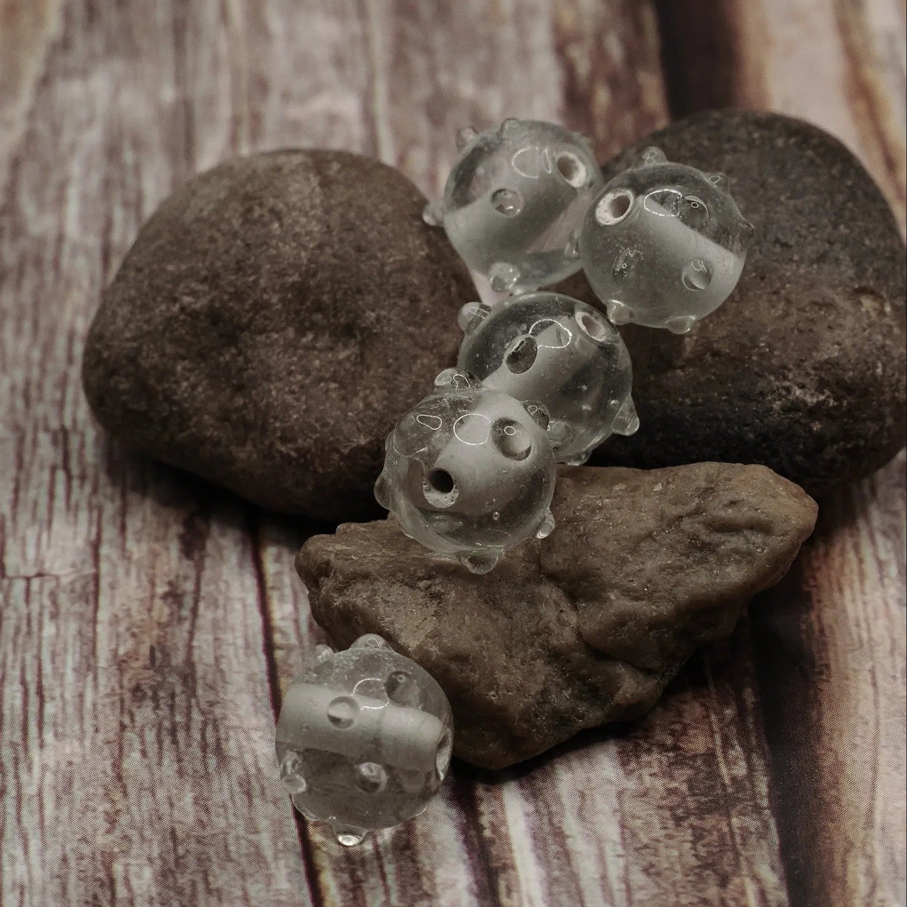 Transparent glaspärla med prickar