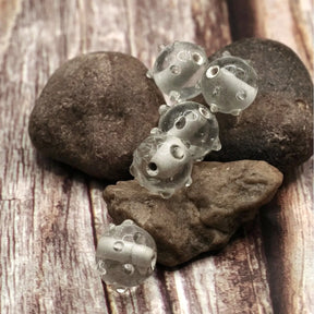 Transparent glaspärla med prickar