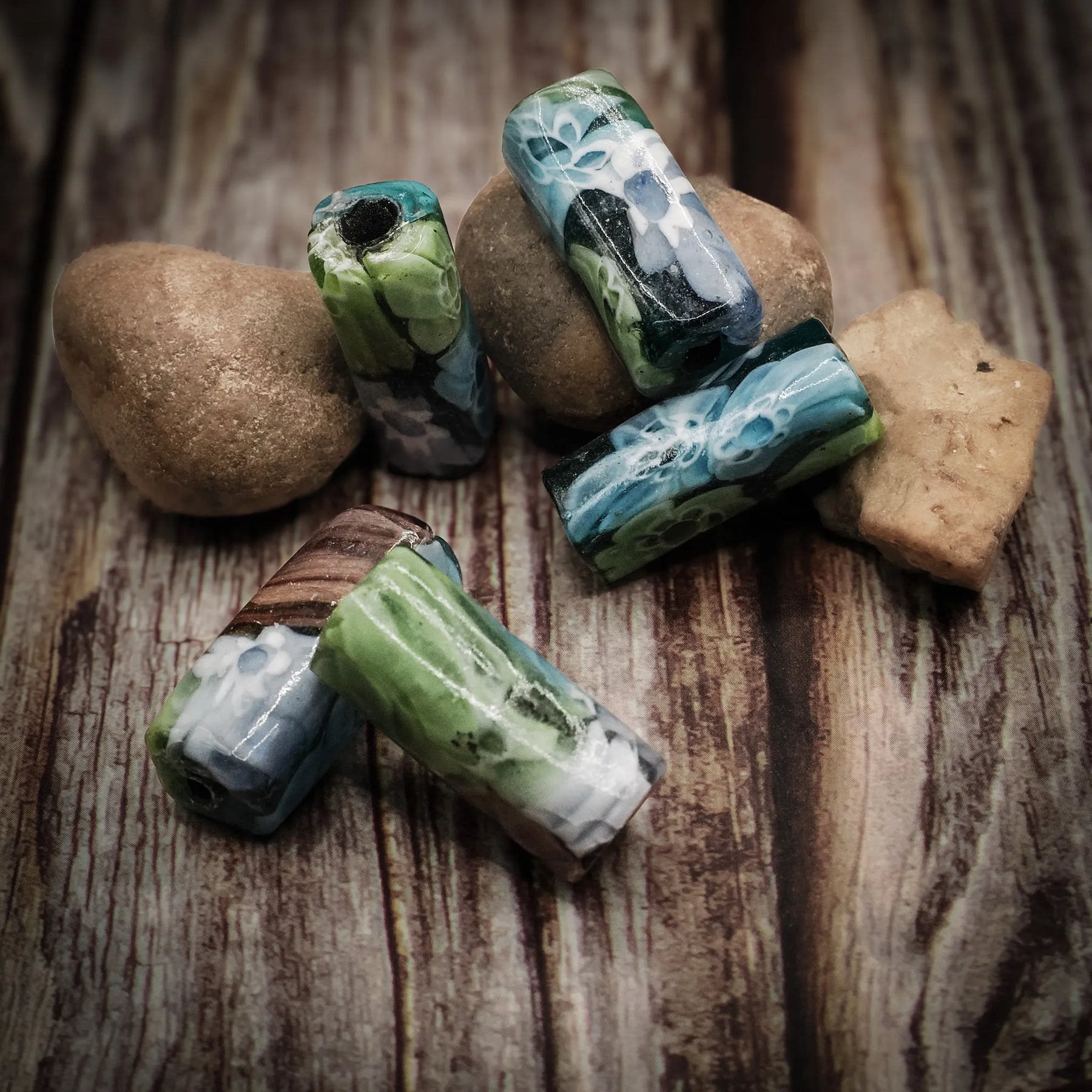 Flerfärgad rektangulär glaspärla