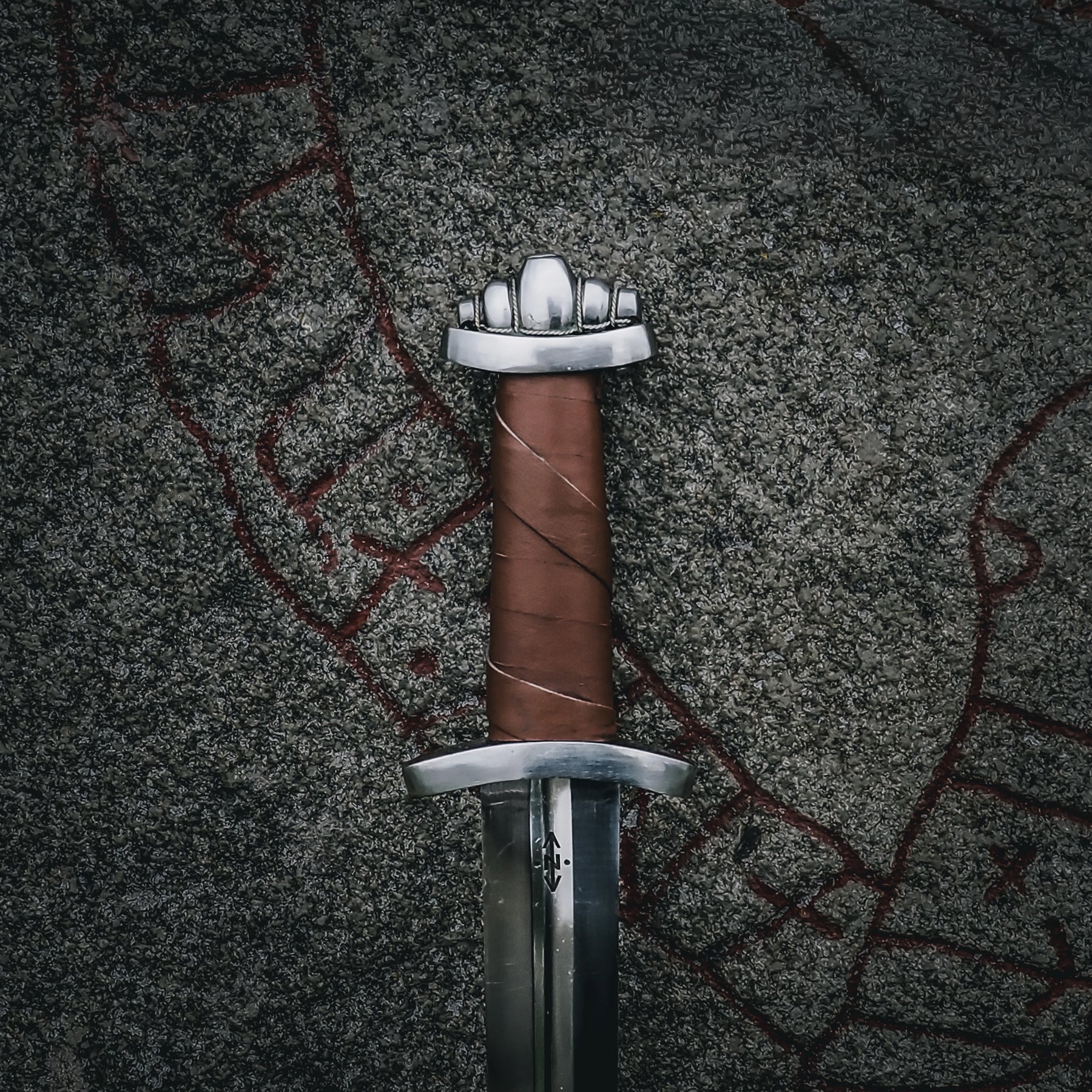 Five Lobed Viking sword – close-up of the five-lobed pommel and the leather-thread-wrapped grip