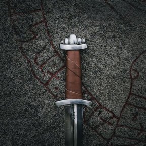 Five Lobed Viking sword – close-up of the five-lobed pommel and the leather-thread-wrapped grip