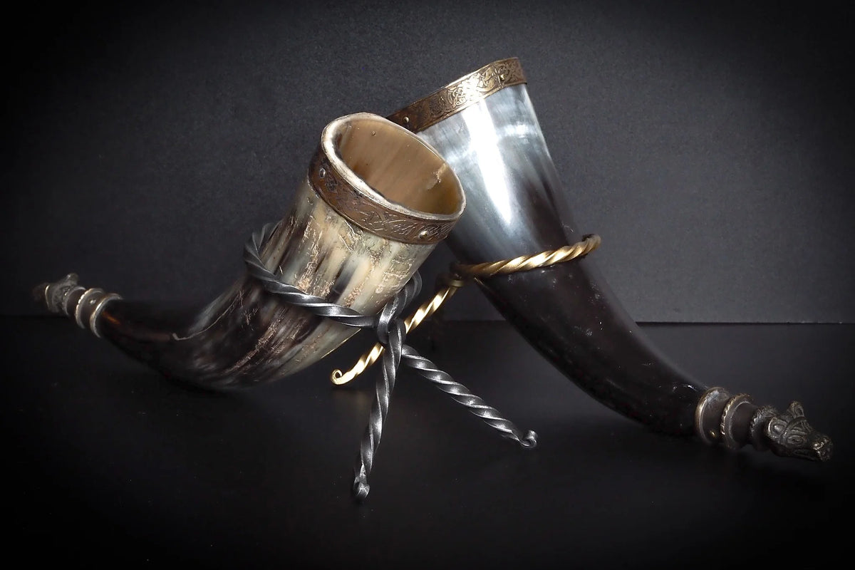Drinking horn Berserk with stand