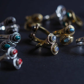 Spiral ring with semiprecious stone