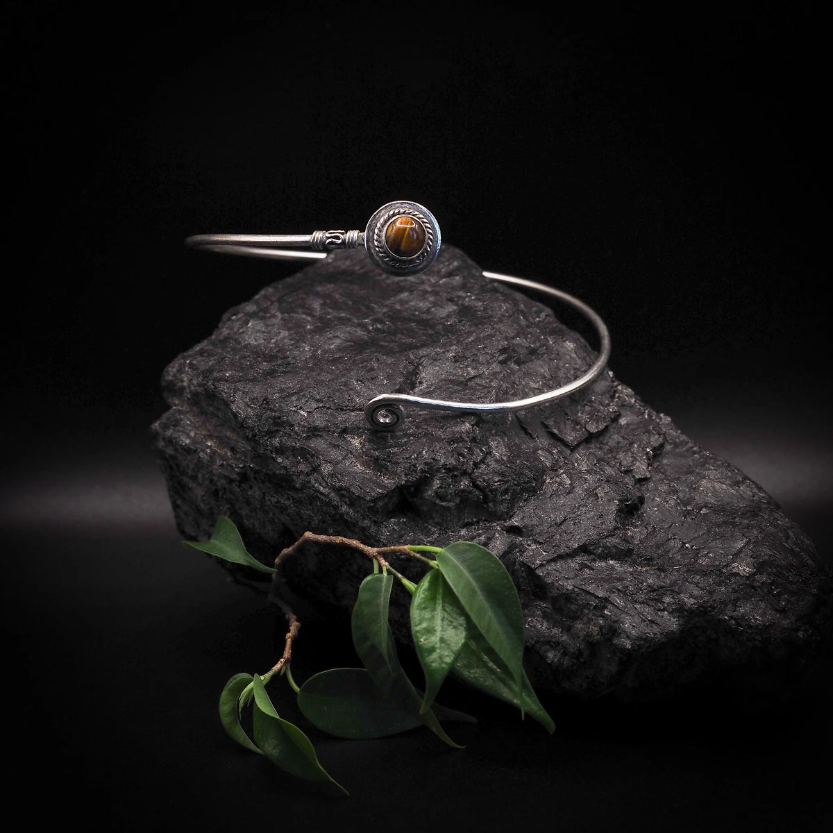 Överarmsring med halvädelsten