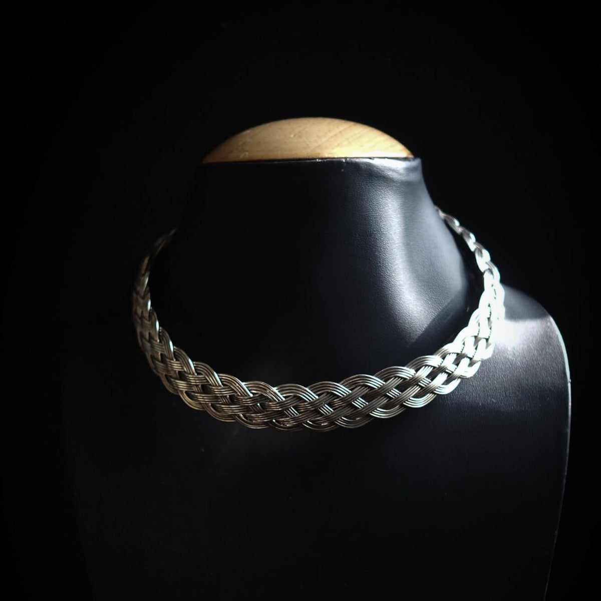 Braided necklace in brass.