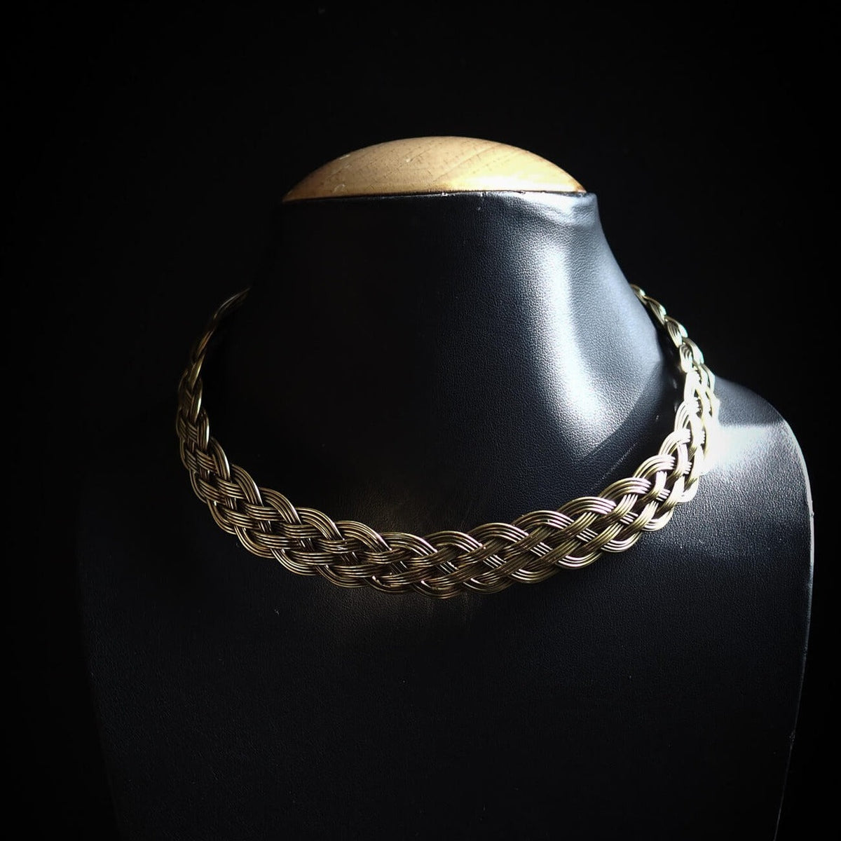 Braided necklace in brass.
