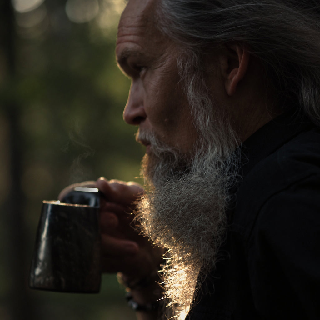 Coffee mug in horn, approx. 250 ml – dark variant with natural horn texture