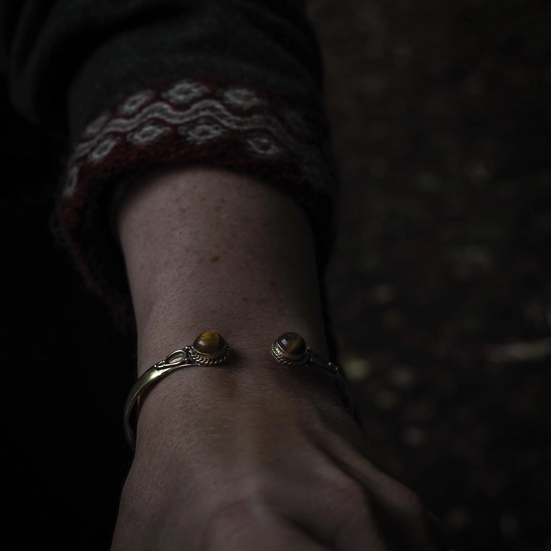 Double bracelet in brass with semi-precious stones.