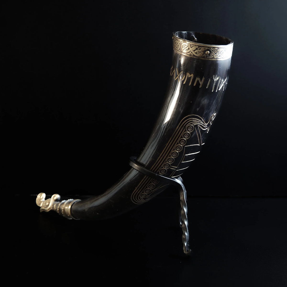 Drinking horn with raven and engraving with horn stand.