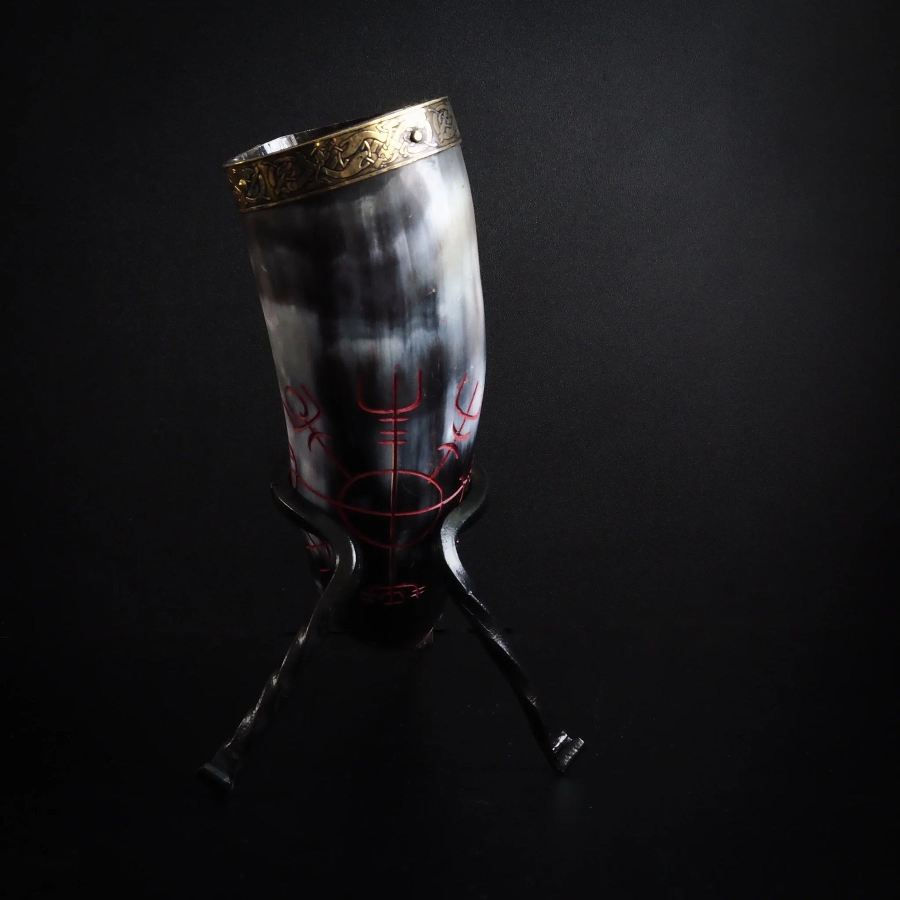 Drinking horn with raven and engraving. about 250 ml