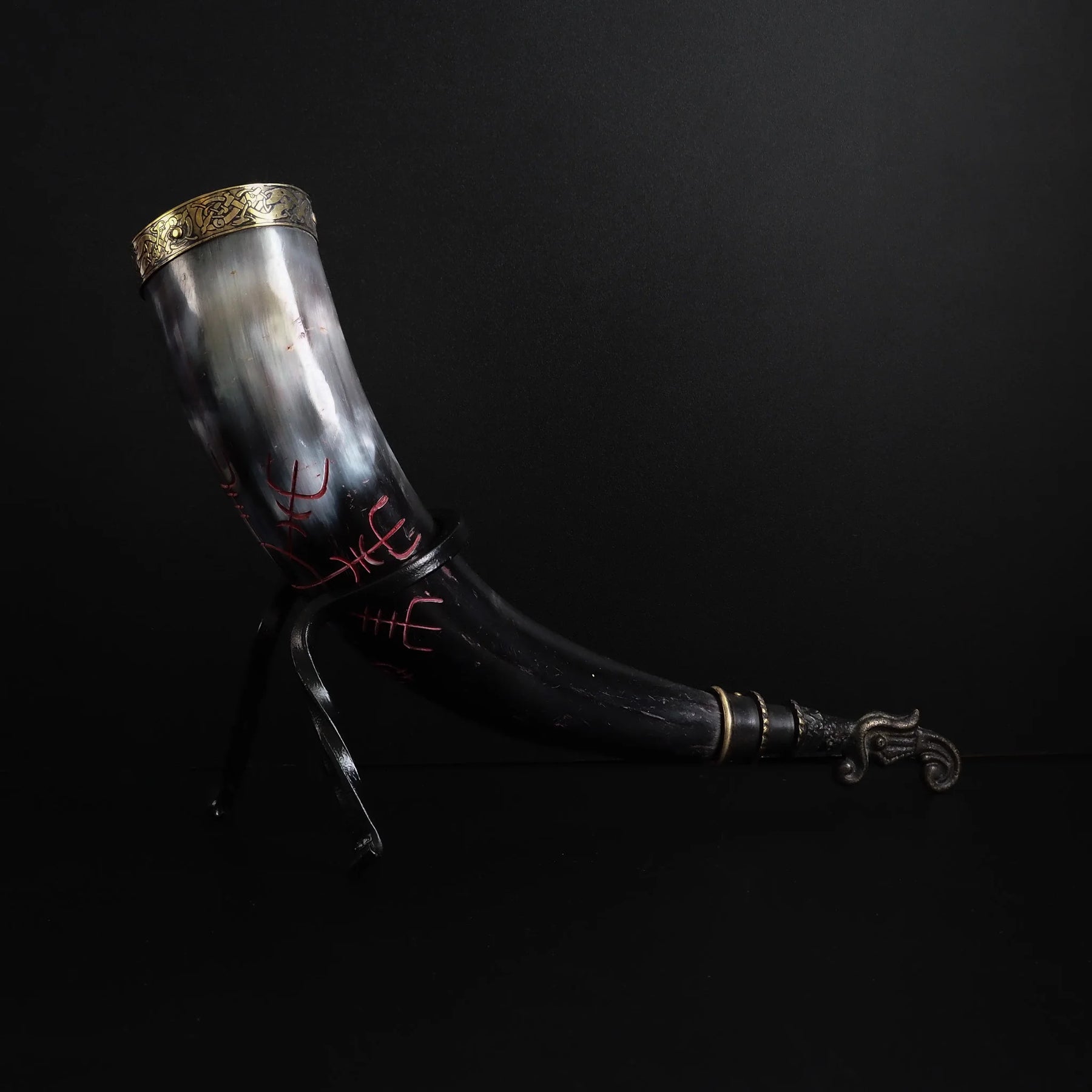 Drinking horn with raven and engraving. about 250 ml